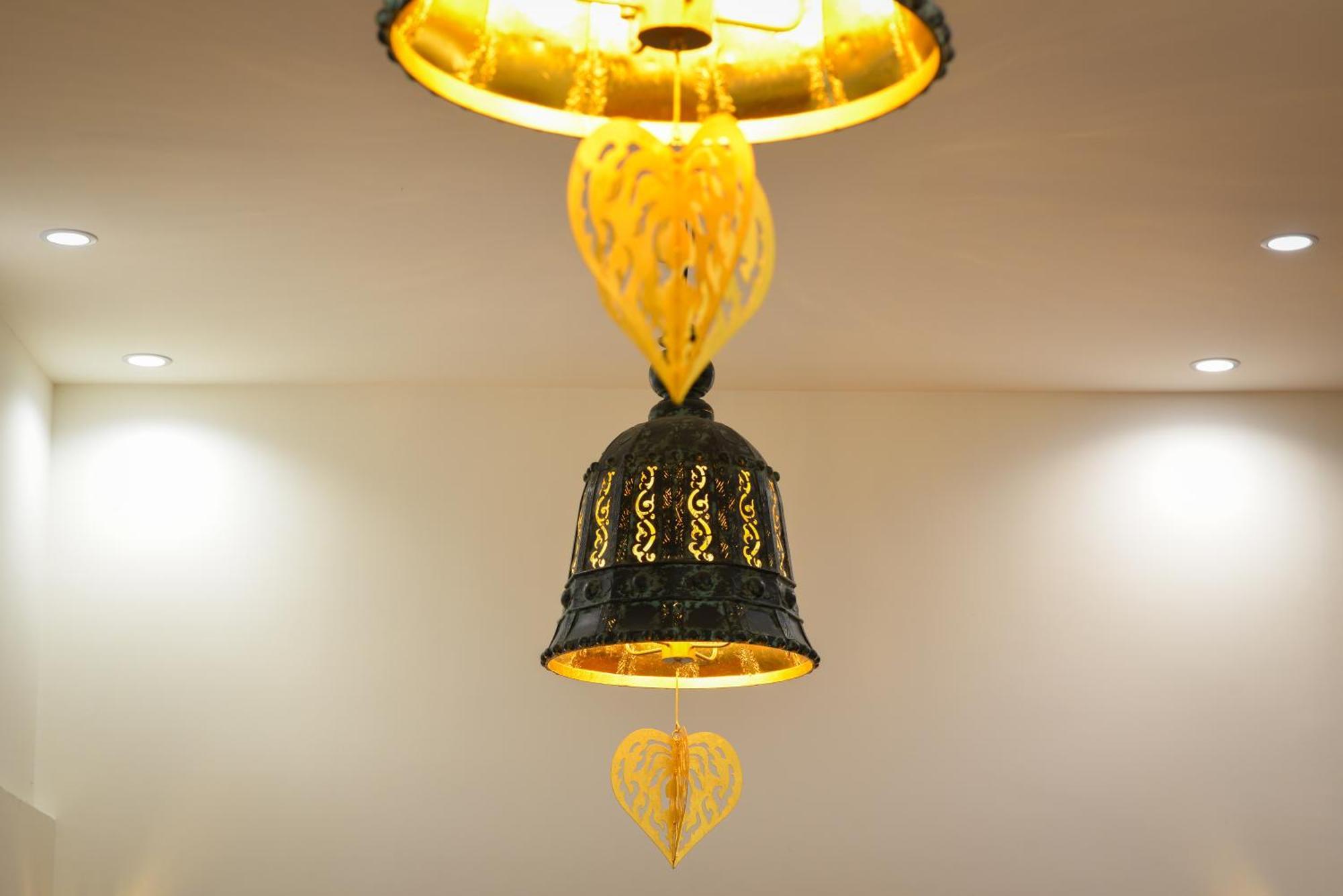 Villa De Pranakorn Банкок Екстериор снимка Bell in a temple