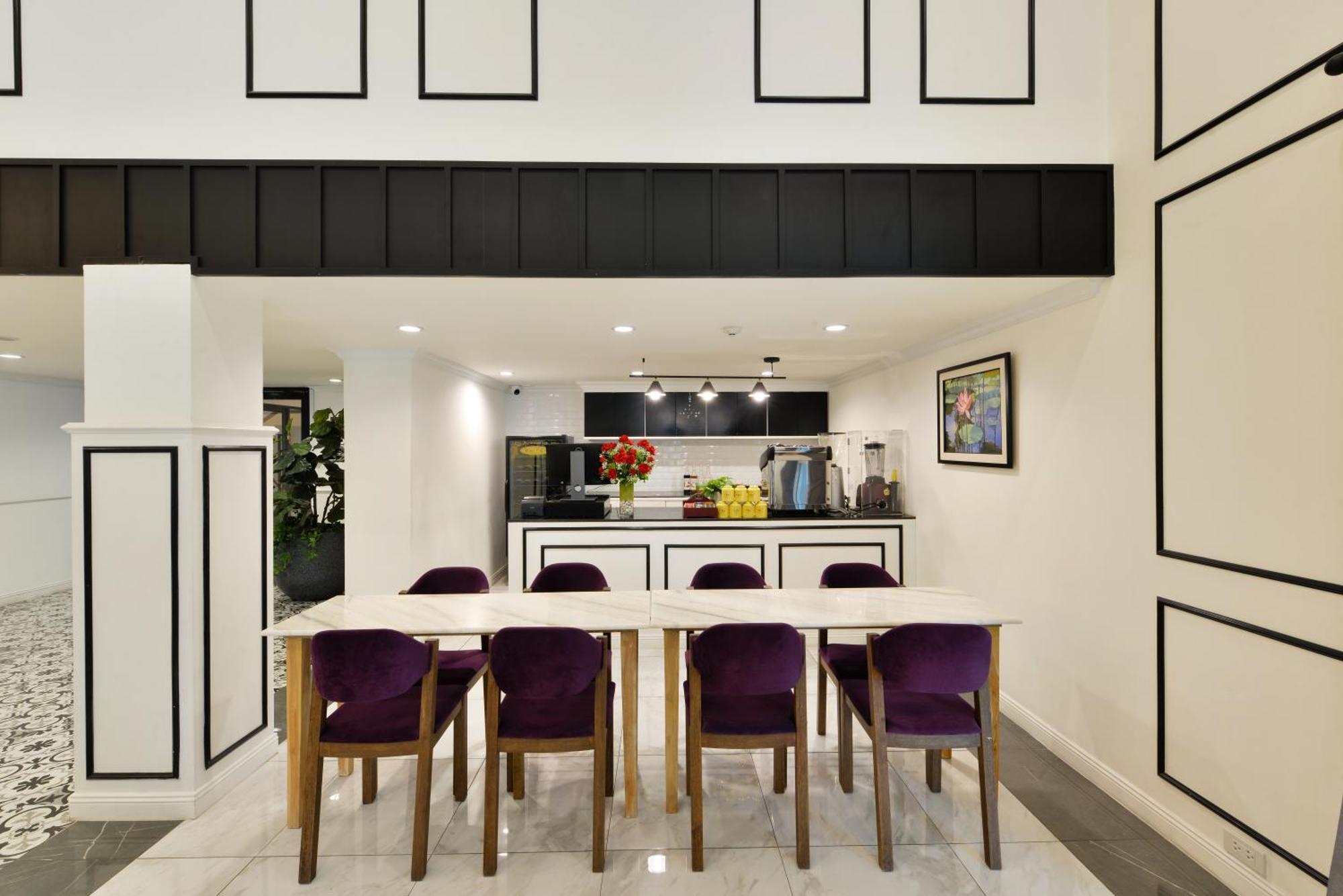 Villa De Pranakorn Банкок Екстериор снимка The kitchen at the 10000-square-foot (930-square-metre) home