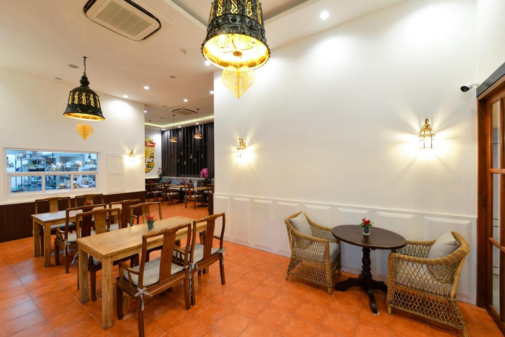 Villa De Pranakorn Банкок Екстериор снимка Interior of a Thai restaurant