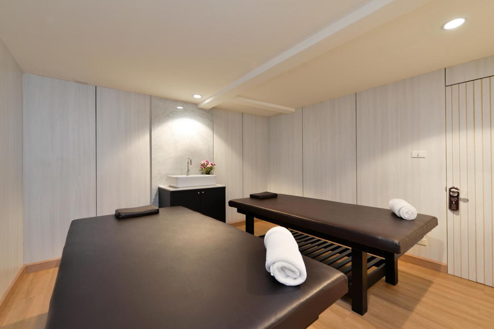 Villa De Pranakorn Банкок Екстериор снимка Massage beds
