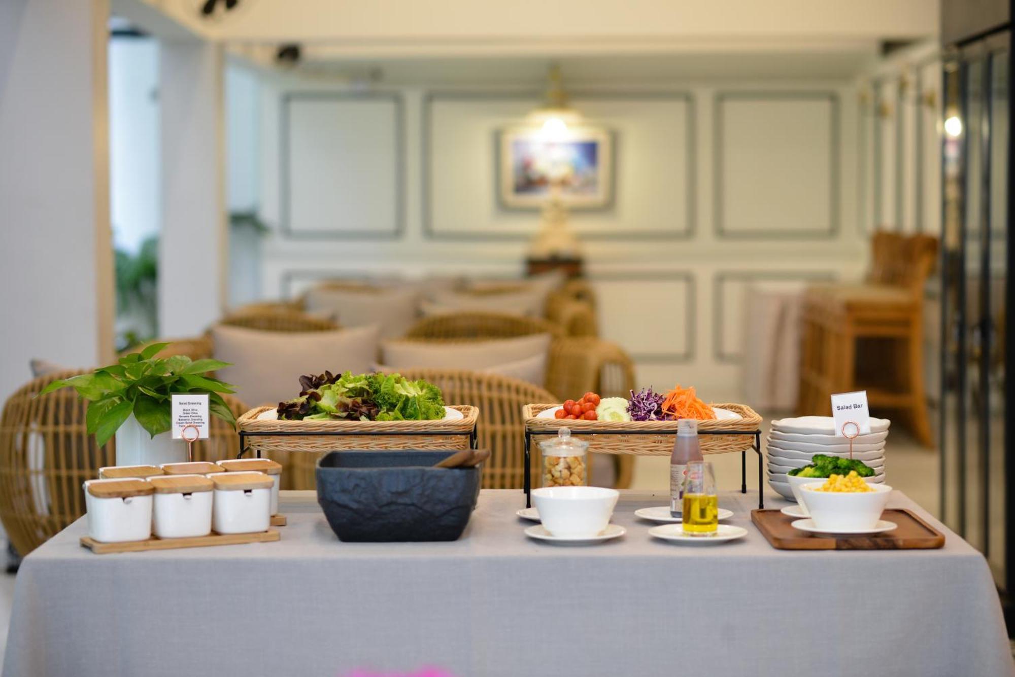 Villa De Pranakorn Банкок Екстериор снимка A salad bar