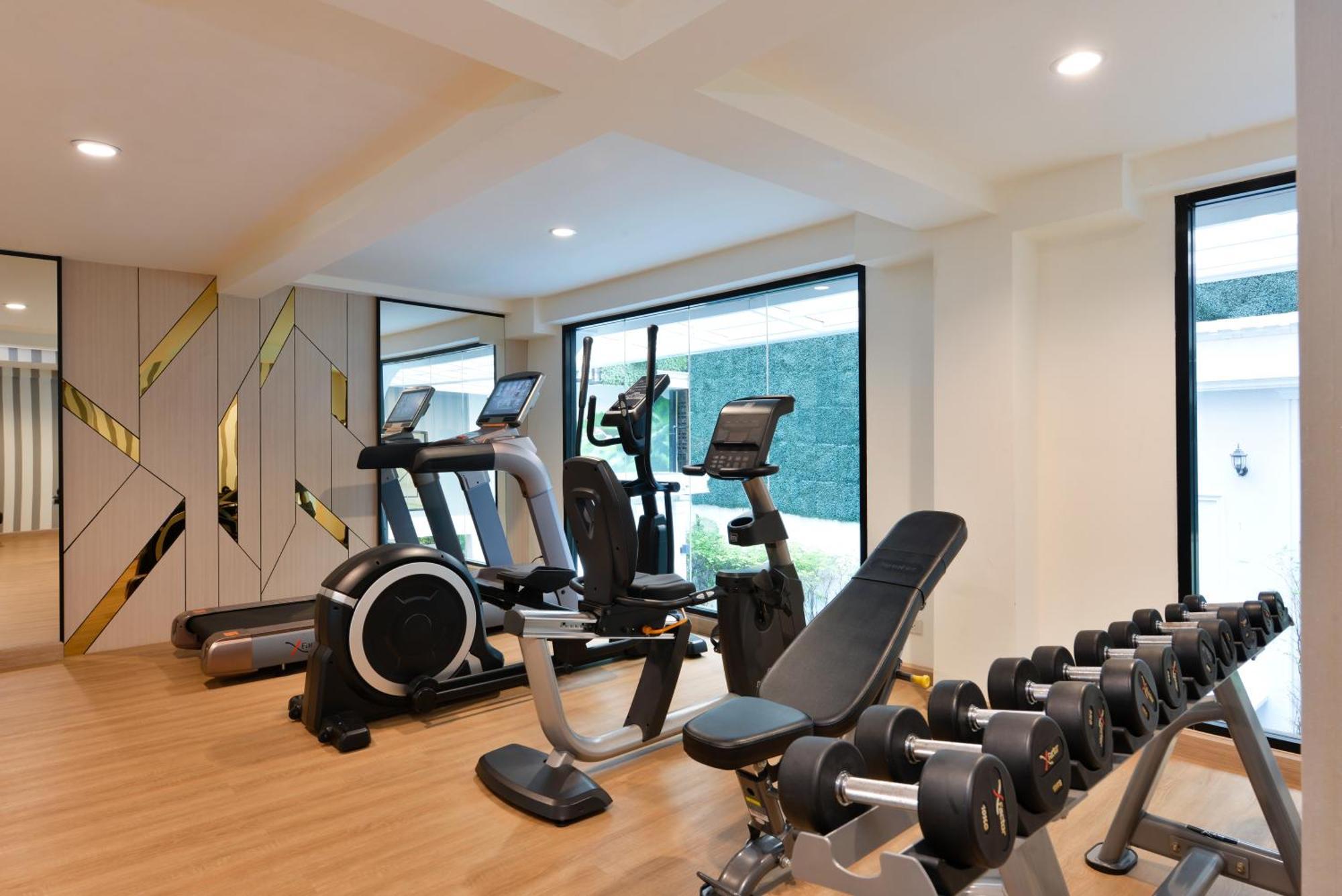 Villa De Pranakorn Банкок Екстериор снимка The gym at the hotel