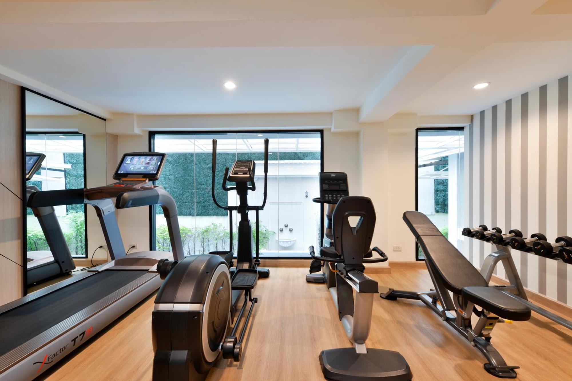 Villa De Pranakorn Банкок Екстериор снимка The gym at the hotel