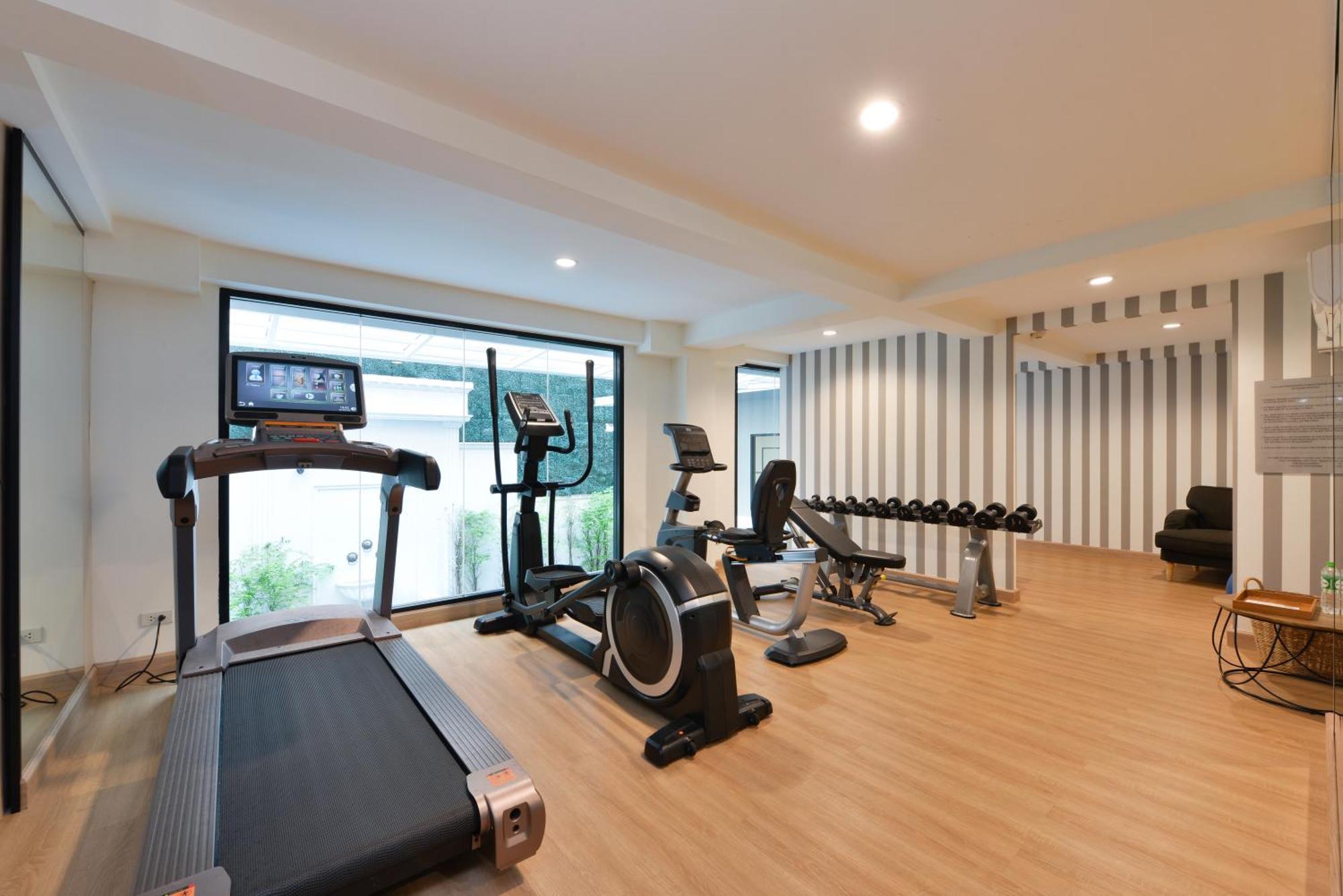 Villa De Pranakorn Банкок Екстериор снимка A gym at a hotel