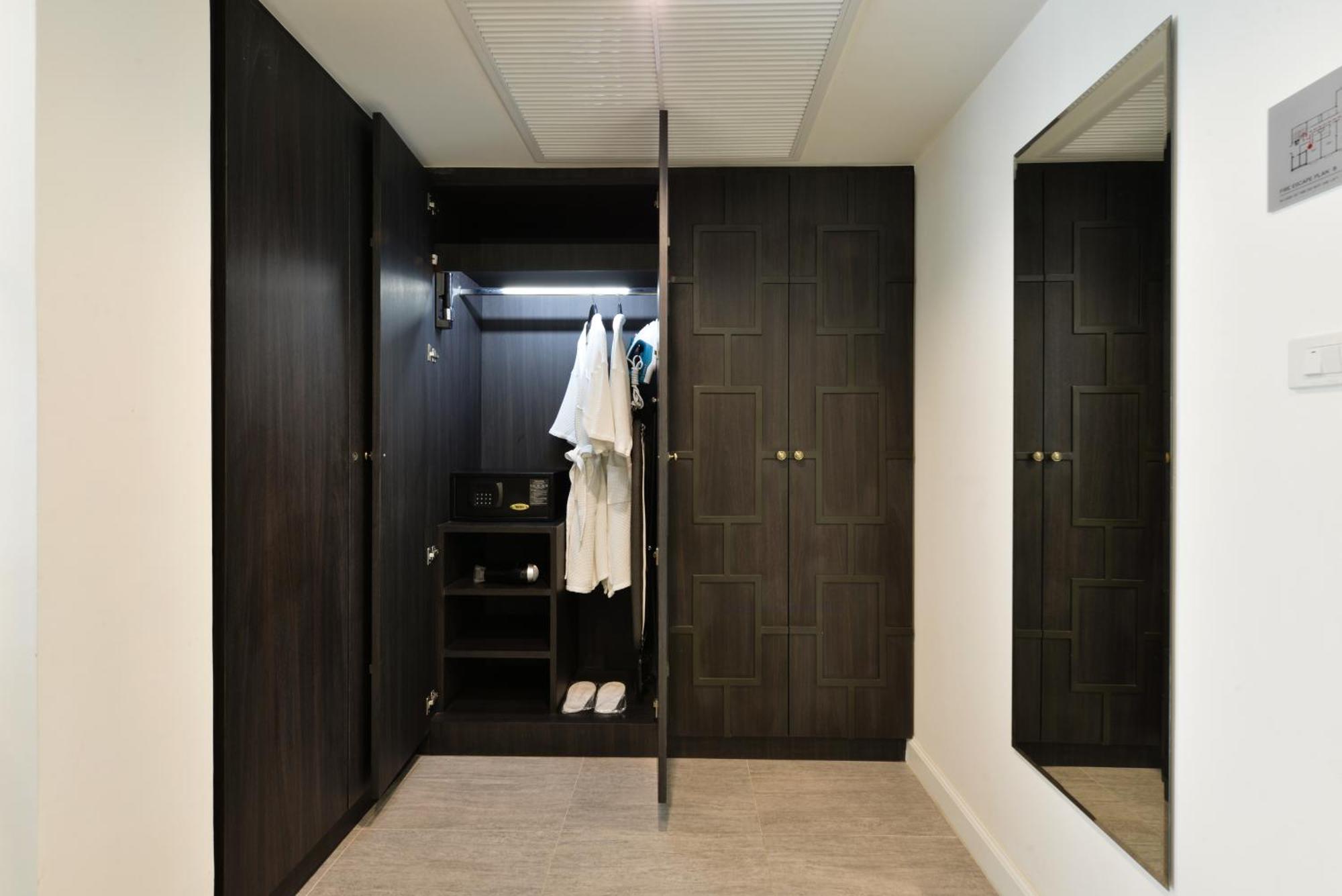Villa De Pranakorn Банкок Екстериор снимка A walk-in closet