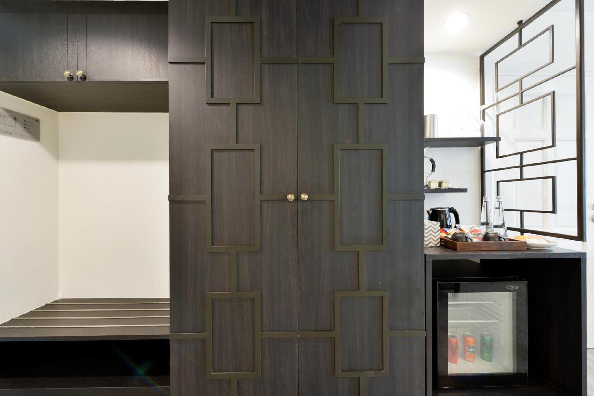Villa De Pranakorn Банкок Екстериор снимка A door made of wood veneer