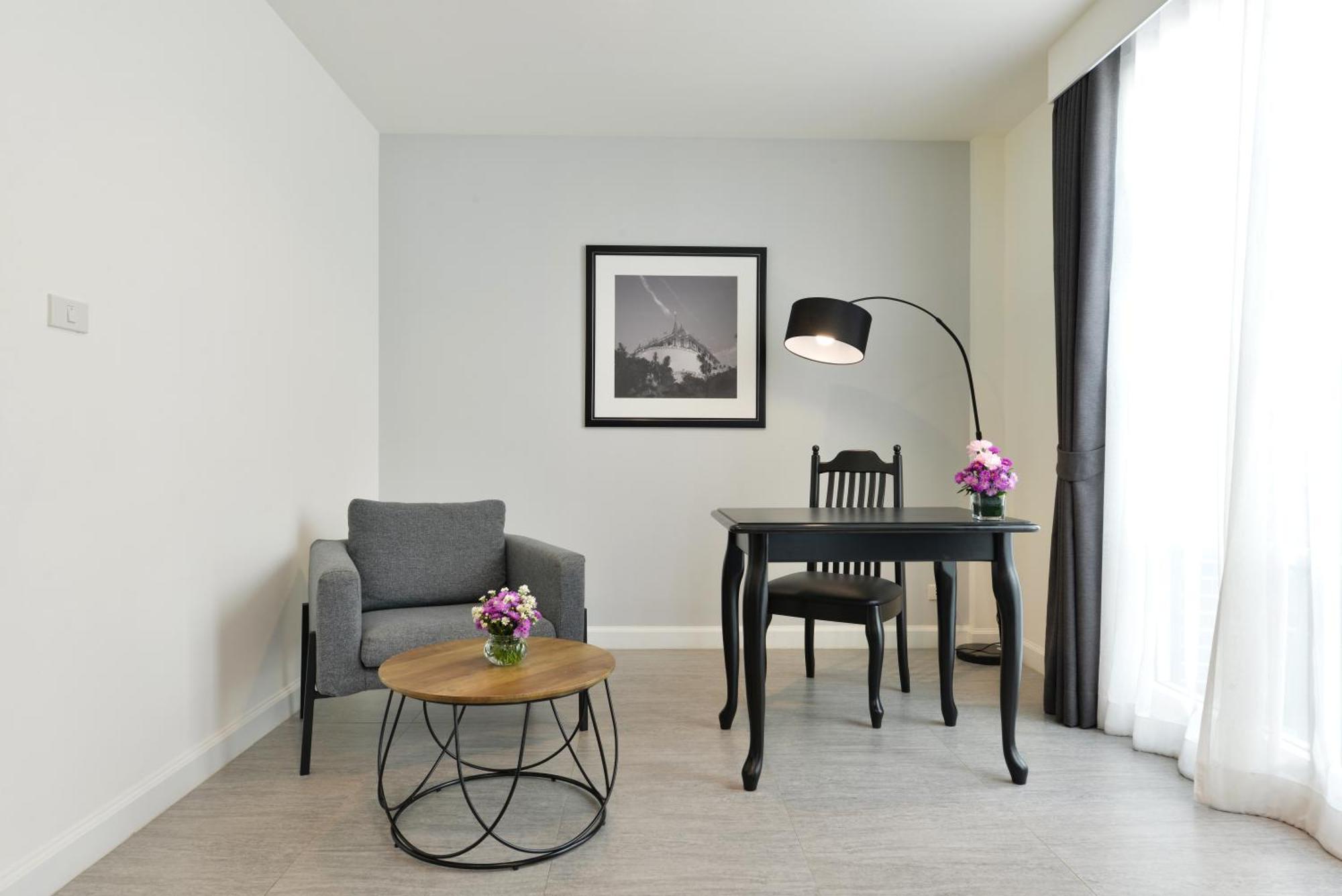 Villa De Pranakorn Банкок Екстериор снимка A floor lamp
