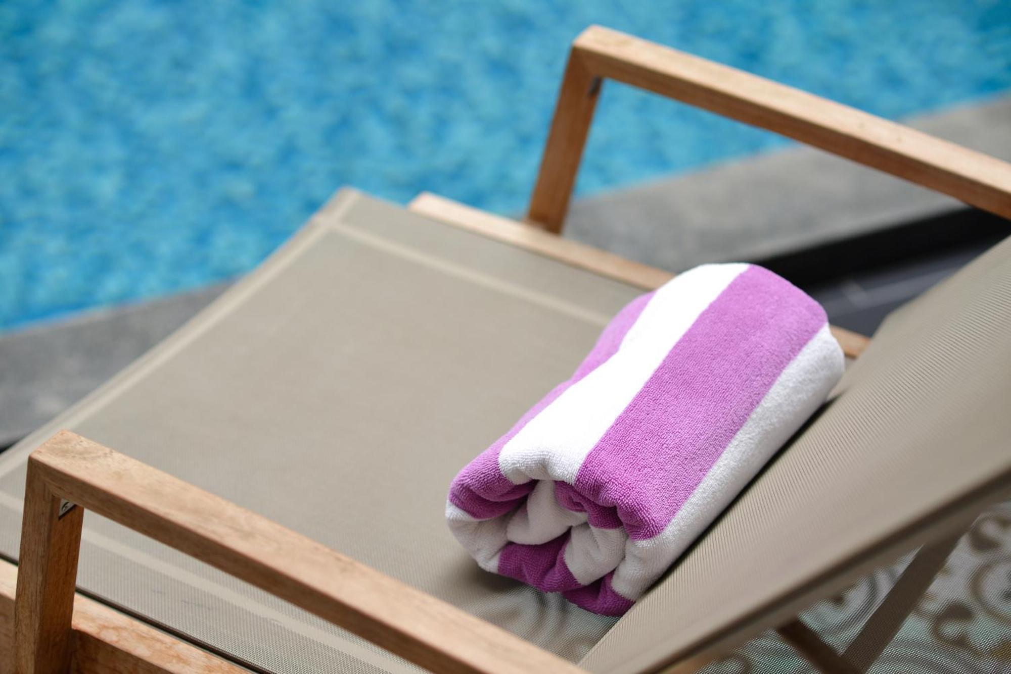 Villa De Pranakorn Банкок Екстериор снимка A pool towel