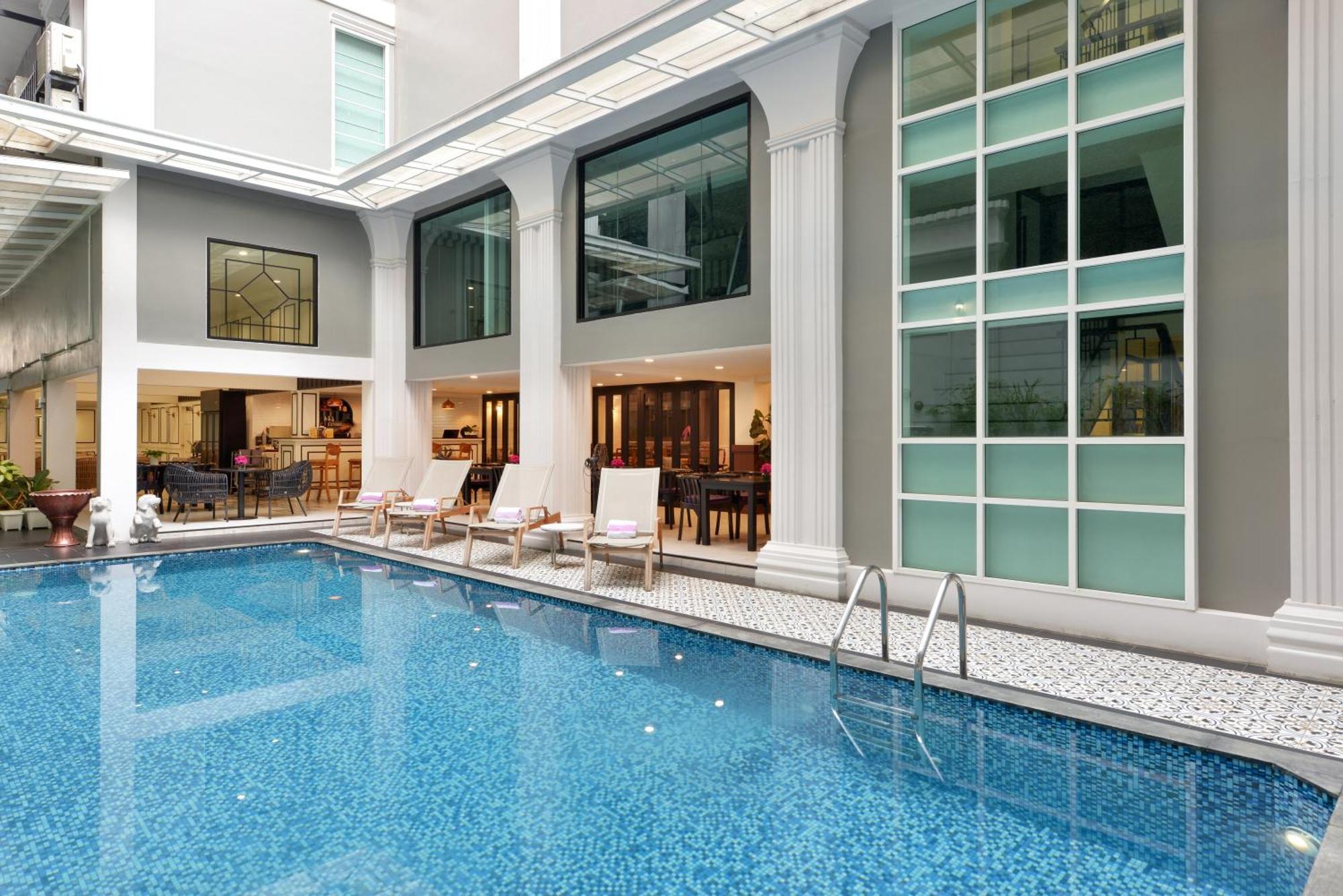 Villa De Pranakorn Банкок Екстериор снимка The swimming pool at the hotel