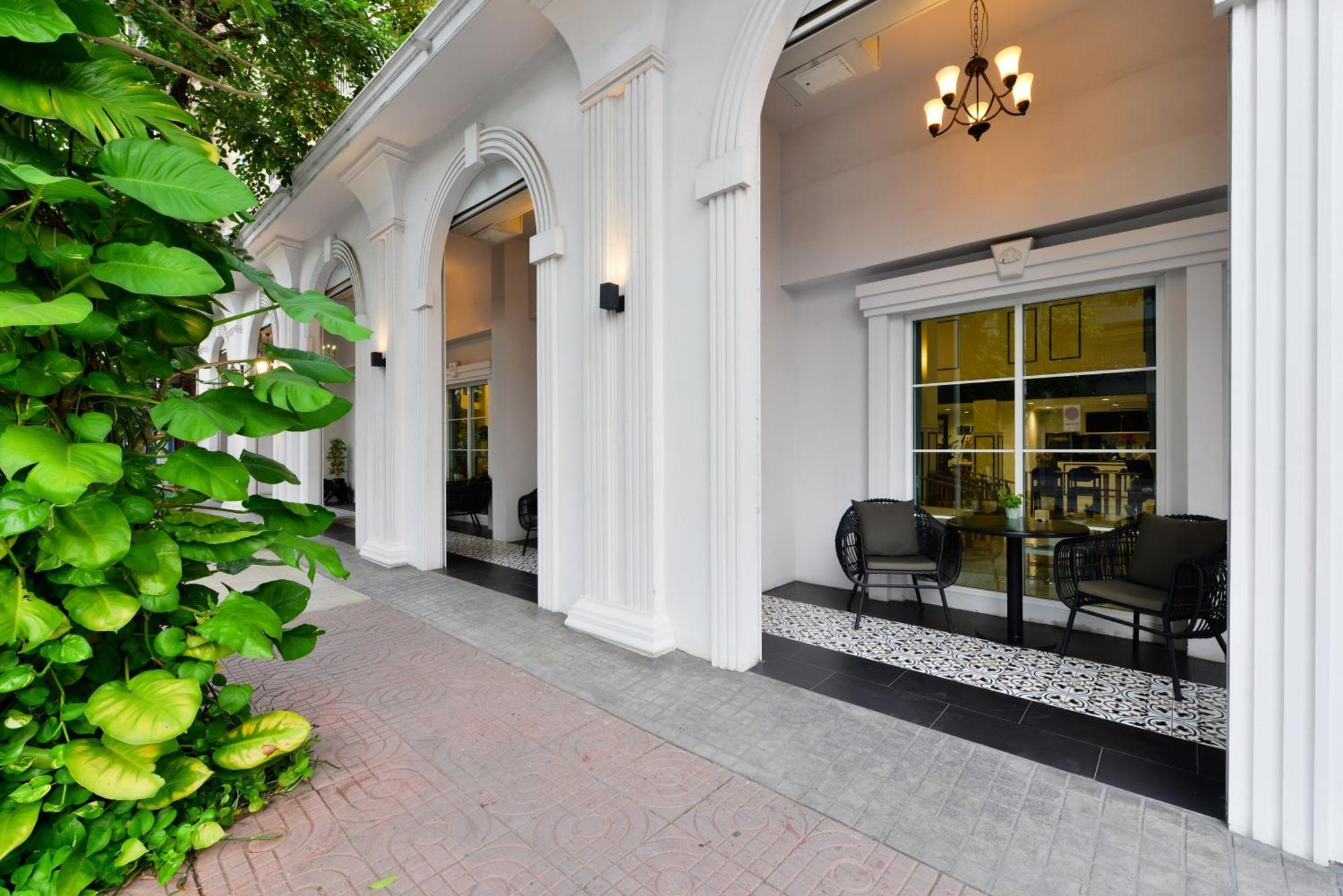 Villa De Pranakorn Банкок Екстериор снимка The hotel's lobby