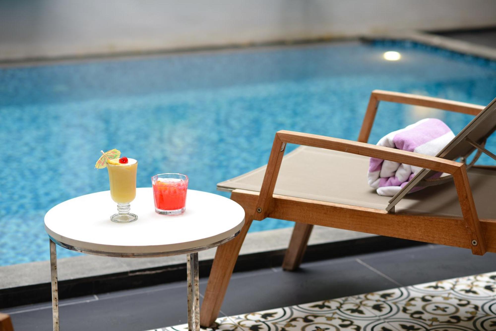 Villa De Pranakorn Банкок Екстериор снимка Swimming pool at the hotel